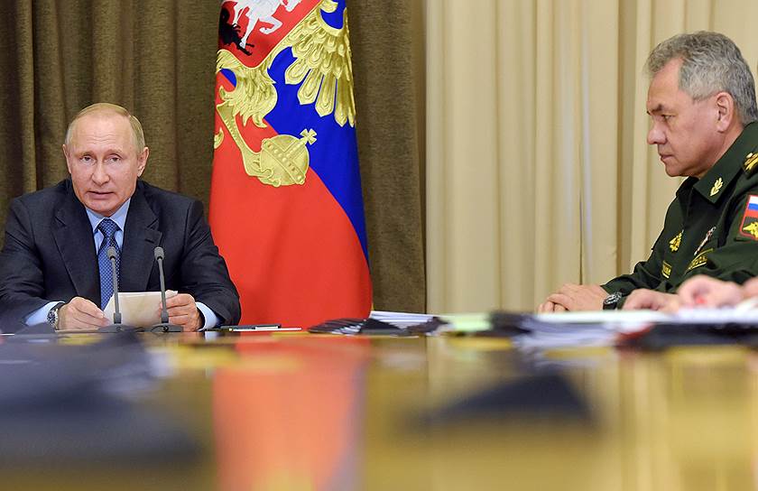 Президент России Владимир Путин и министр обороны России Сергей Шойгу 