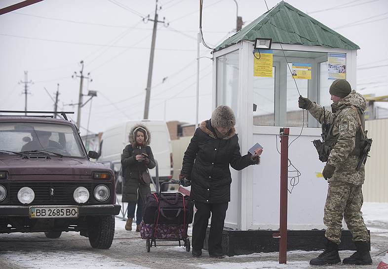 Через украинскую границу до сих пор открыта дорога женщинам и детям, а мужчинам-россиянам пройти почти невозможно