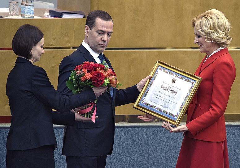 Премьер-министр России Дмитрий Медведев и заместитель председателя Госдумы Ирина Яровая (справа)