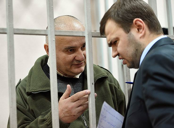 Петру Чихуну (за решеткой) грозит пять лет и шесть месяцев заключения — этот срок он уже практически отбыл, находясь в СИЗО под следствием и судом