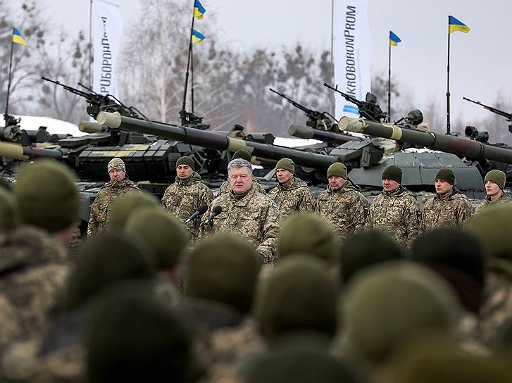 К заметным изменениям на фронтах введение на Украине чрезвычайных мер не привело, но верховный главнокомандующий президент Петр Порошенко все равно остался доволен
