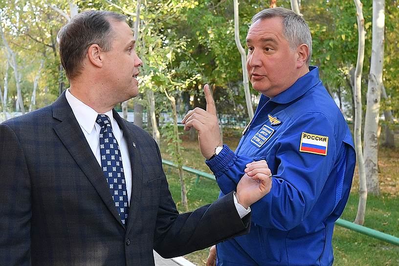 Глава NASA Джим Брайденстайн (слева), аннулировавший приглашение в США Дмитрию Рогозину, пока не прислал «Роскосмосу» официального отказа