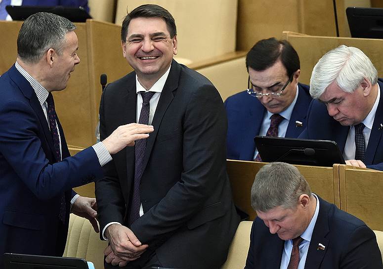 Единоросс Андрей Марков (справа) считает, что депутатам и чиновникам не надо скрывать свои доходы на пенсии