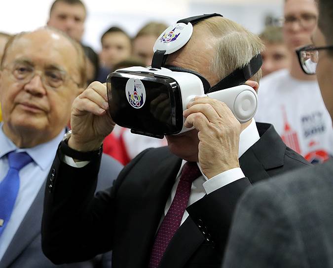 В очках, созданных студентами физфака МГУ, Владимиру Путину открывалась новая реальность