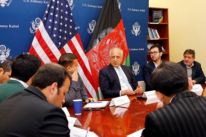 В ходе визита в Кабул спецпредставитель госсекретаря США по афганскому урегулированию Залмай Халилзад (на фото в центре) подтвердил решимость Вашингтона сыграть ключевую роль в примирении враждующих сторон