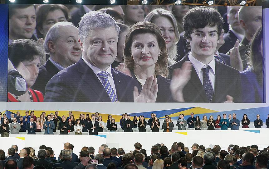 Поддержать Петра Порошенко в его решающем сражении с Россией пришла вся его дружная семья — жена Марина и четверо детей