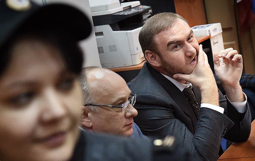 У сенатора Рауфа Арашукова (справа) арест вызвал «полное недоумение»