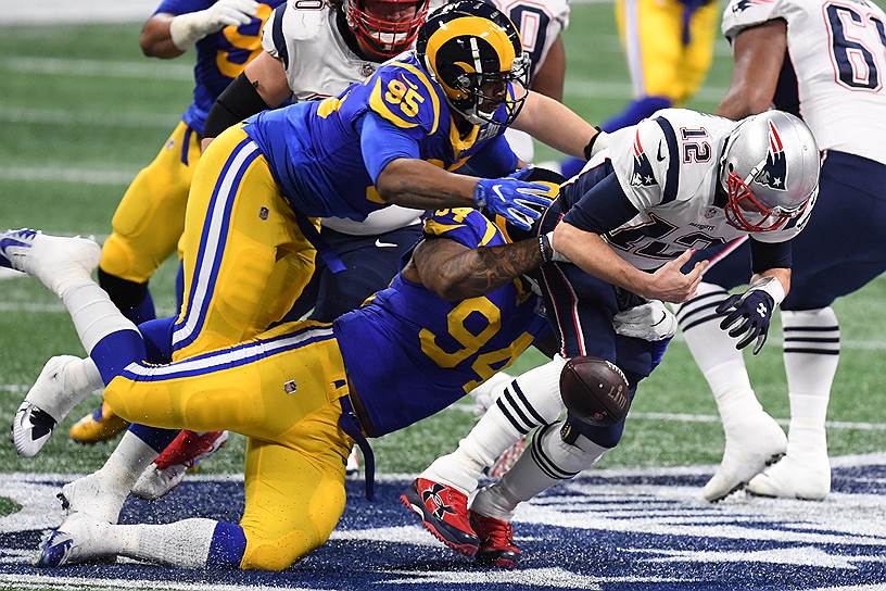 Квотербек «Нью-Ингленд Пэтриотс» Том Брейди (№12) стал единственным в истории шестикратным победителем Super Bowl