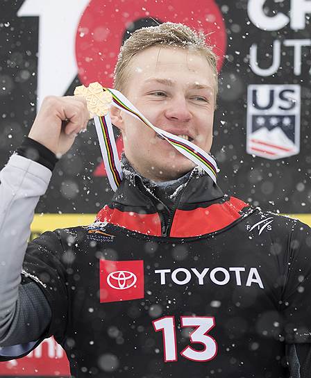 Россиянин Дмитрий Логинов завоевал вторую золотую медаль на чемпионате мира по сноуборду, став лучшим в параллельном слаломе 
