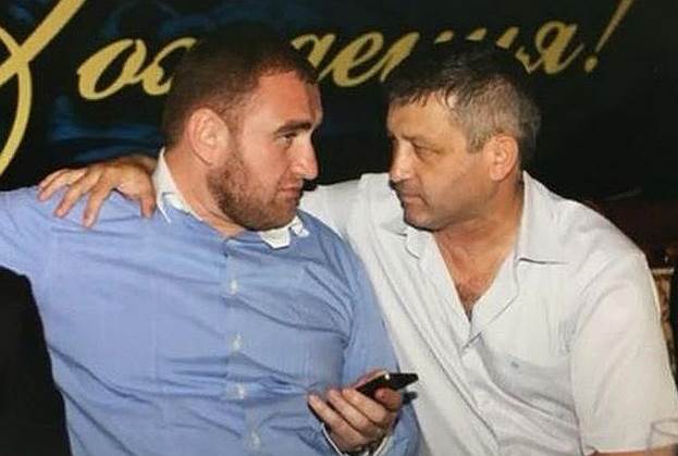 Родственники убитых в КЧР давно пытались обратить внимание Александра Бастрыкина на связь сенатора Арашукова с генералом Булатовым (справа)