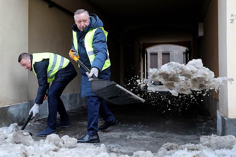 Указание снарядить чиновников на субботник поступило меньше чем за день, поэтому Александру Беглову (справа) и Ивану Громову пришлось чистить снег в желтых автомобильных жилетах