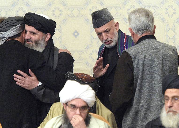 Встреча в Москве талибов с влиятельными афганскими политиками, не входящими в правительство страны, не на шутку напугала официальный Кабул (на втором плане в центре — экс-президент Афганистана Хамид Карзай)