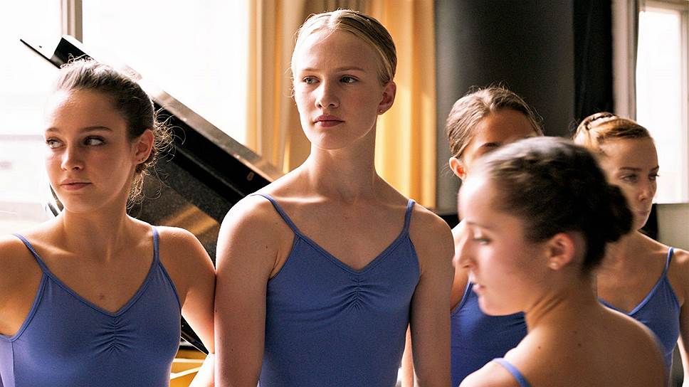 В роли Лары 14-летний Виктор Полстер (в центре) смог показать не только балетную выучку, но и тонкую актерскую игру
