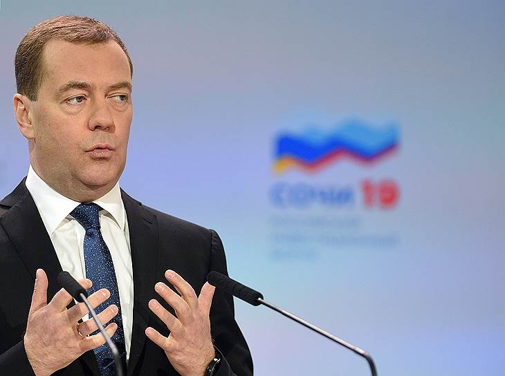 По словам премьер-министра Дмитрия Медведева, правительству для более эффективной борьбы с бедностью нужна не ее «обезличенная картина», а точный «социальный портрет»