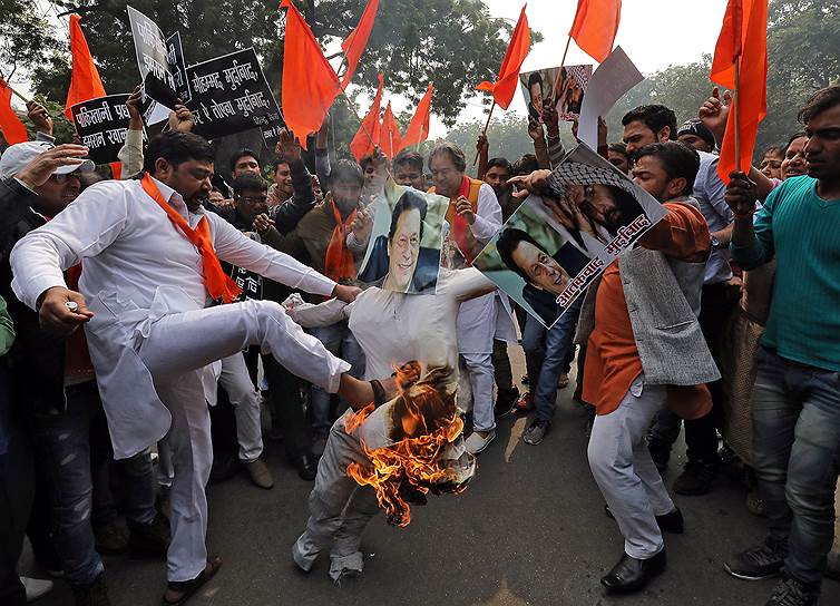 Теракт в Кашмире вызвал взрыв негодования в Индии (на фото: демонстранты жгут изображения премьер-министра Пакистана Имрана Хана)