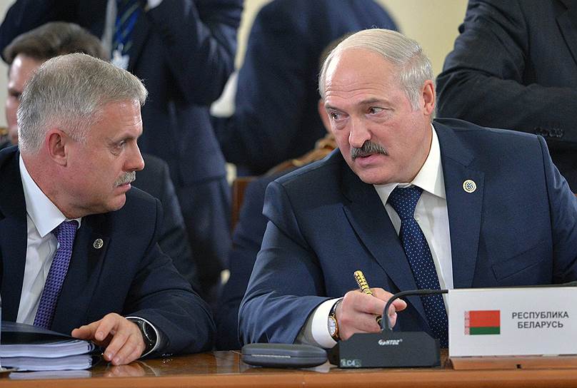 Власти Белоруссии уверены, что переговоры на разных уровнях в итоге все-таки приведут к утверждению Станислава Зася (слева) на пост генсека ОДКБ
