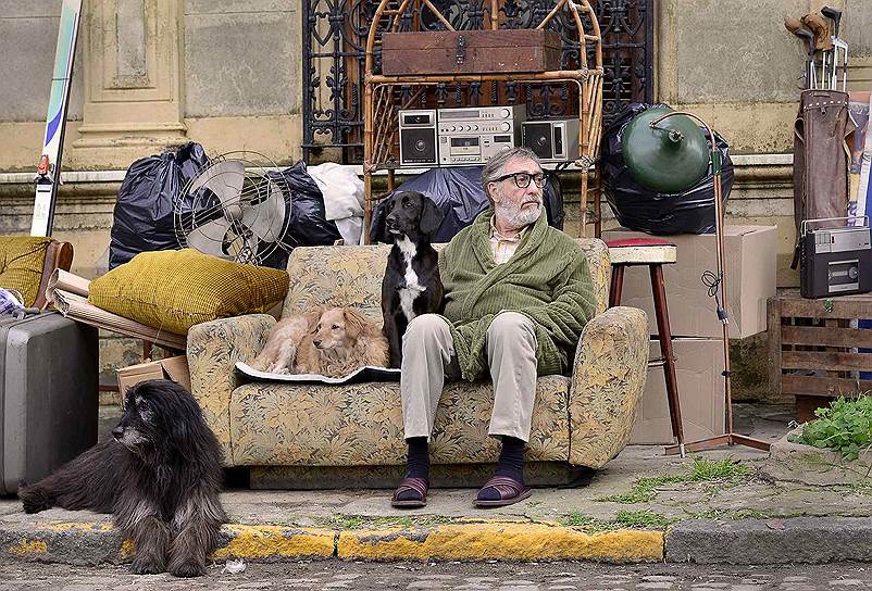 Отпетый художник Ренцо (Луис Брандони) не платит за квартиру и оказывается на улице