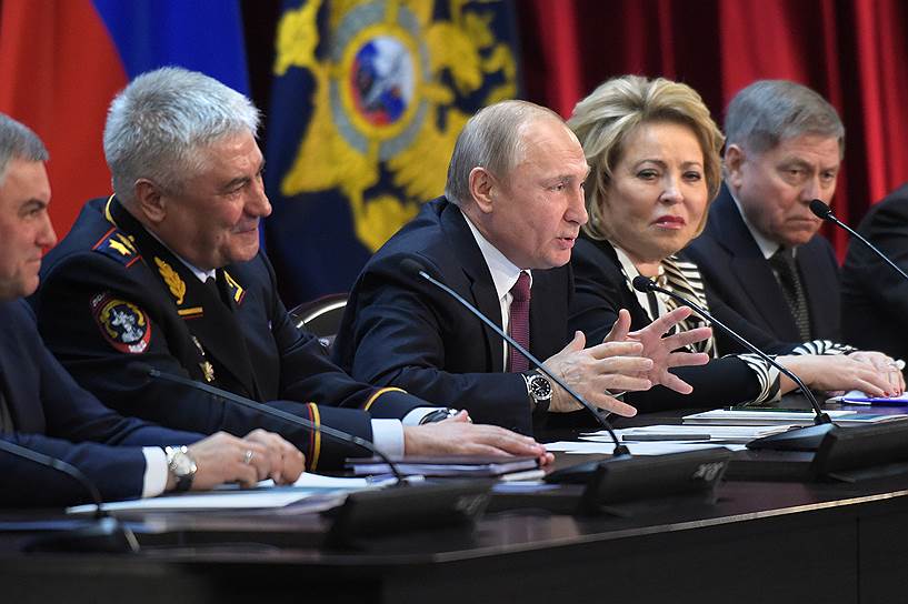 На коллегии МВД президент Владимир Путин (в центре) рассказал, какими он видит взаимоотношения отечественного бизнеса и силовиков