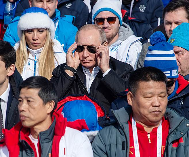 В этих очках Владимир Путин обычно следит за боями в воздухе. Реже — на снегу