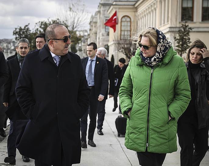 Министр иностранных дел Турции Мевлют Чавушоглу и министр иностранных дел Австрии Карин Кнайсль