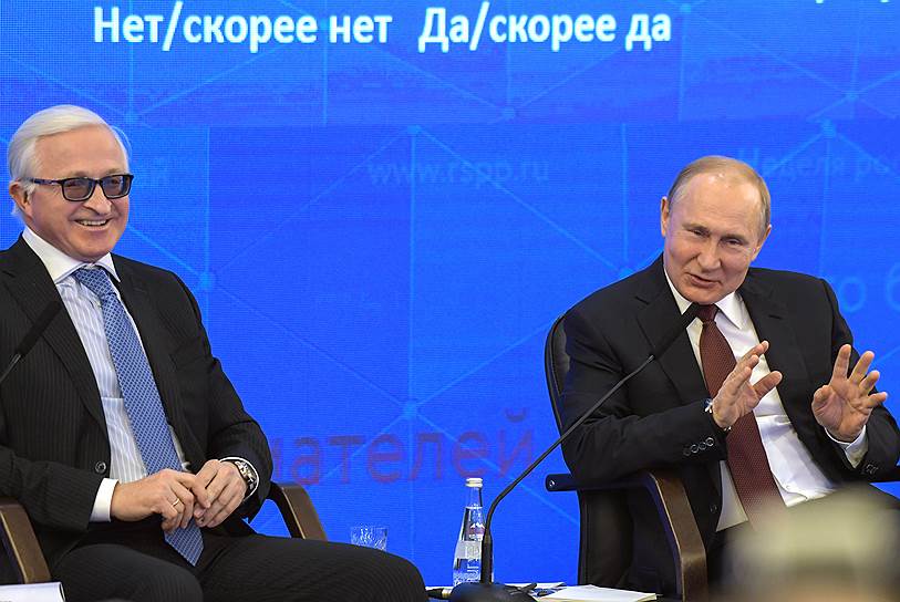 Владимир Путин во время пленарного заседания на съезде РСПП был не очень многословен, в отличие от закрытой части, с членами бюро РСПП (слева глава РСПП Александр Шохин)