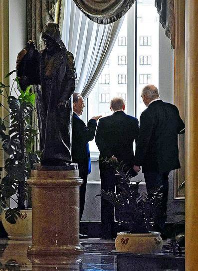 Нурсултан Назарбаев (слева) собственным примером демонстрирует коллегам (в центре президент РФ Владимир Путин, справа белорусский лидер Александр Лукашенко), с чего начинается транзит власти