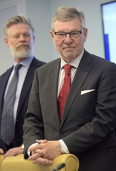 Отвечая на вопросы “Ъ”, экс-министр обороны Швеции Бьорн фон Сюдов (справа) заявил, что главная причина, по которой его страна вынуждена укреплять свою обороноспособность,— это действия России в отношении других государств