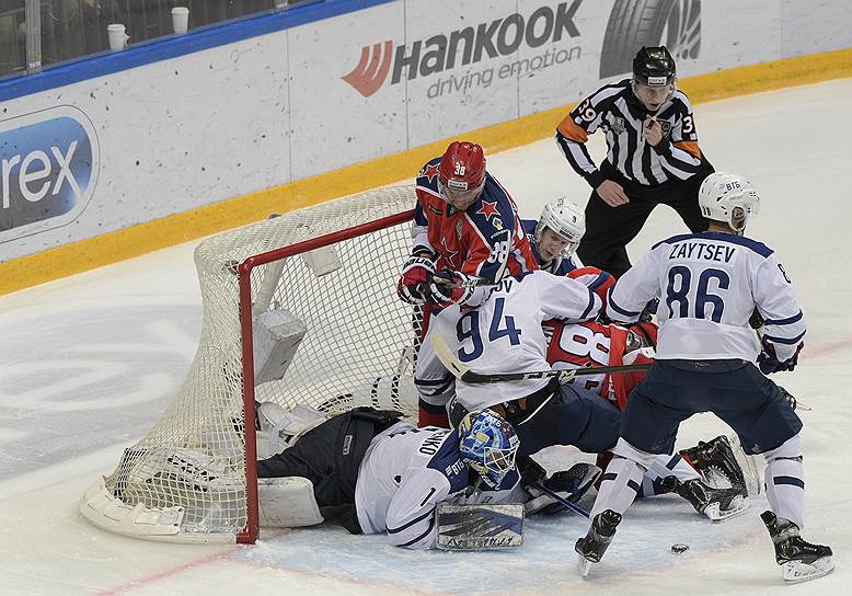 Хоккеисты ЦСКА (в красной форме) с большим трудом вырвали победу в пятом матче серии с «Динамо» и вышли в финал Западной конференции