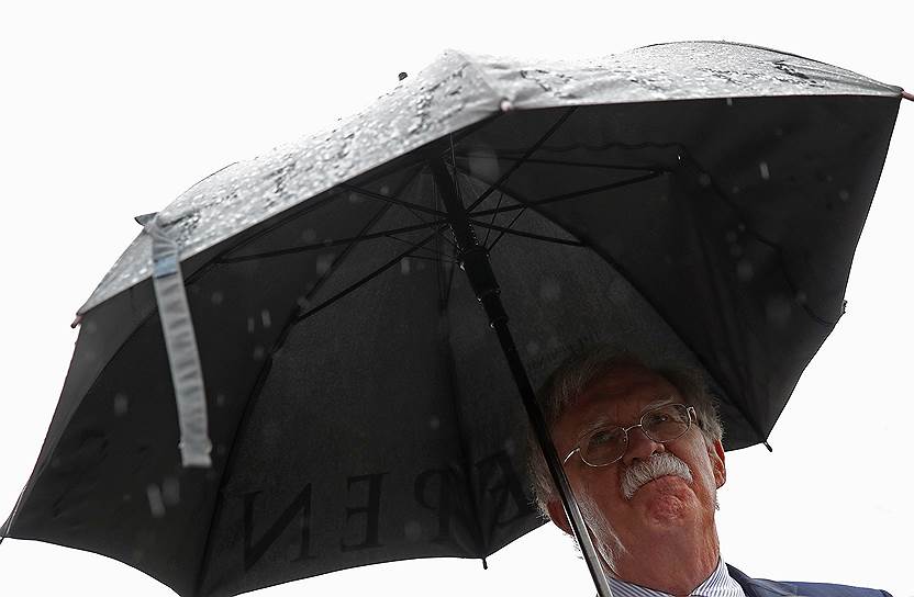 Власти Венесуэлы утверждают, что под «американский зонтик» (на фото: советник президента США по нацбезопасности Джон Болтон) их не загонишь ни санкциями, ни угрозами военного вторжения