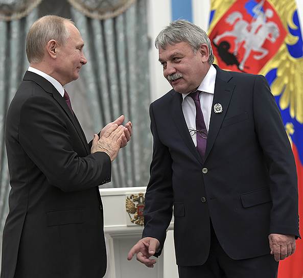 Президент России Владимир Путин (слева) и директор Центра образования № 686 Сергей Казарновский