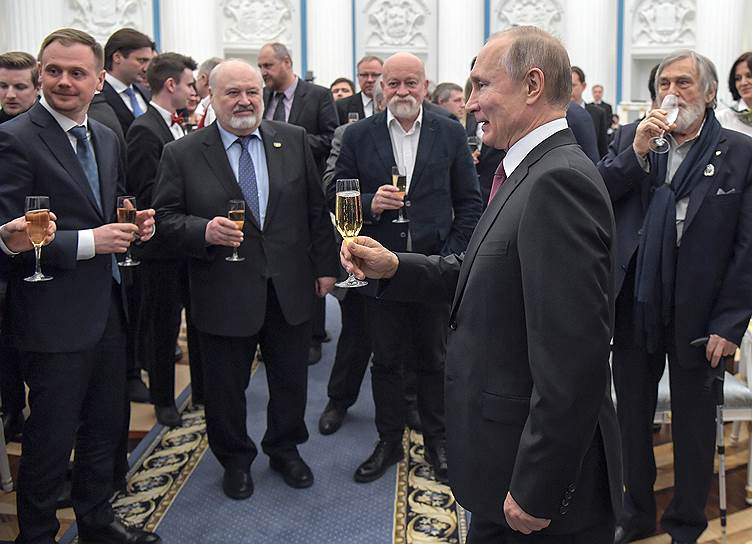 Президент России Владимир Путин (второй справа)