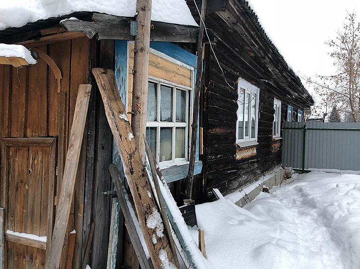 Половина деревянного дома, в которой живет Елизавета Михайлова