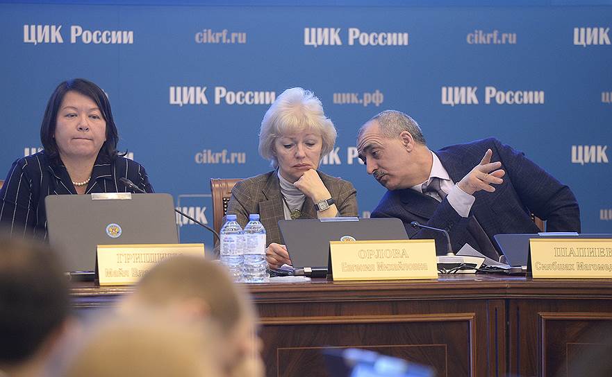Члены Центральной избирательной комиссии России Майя Гришина, Евгения Орлова и Сиябшах Шапиев во время заседания