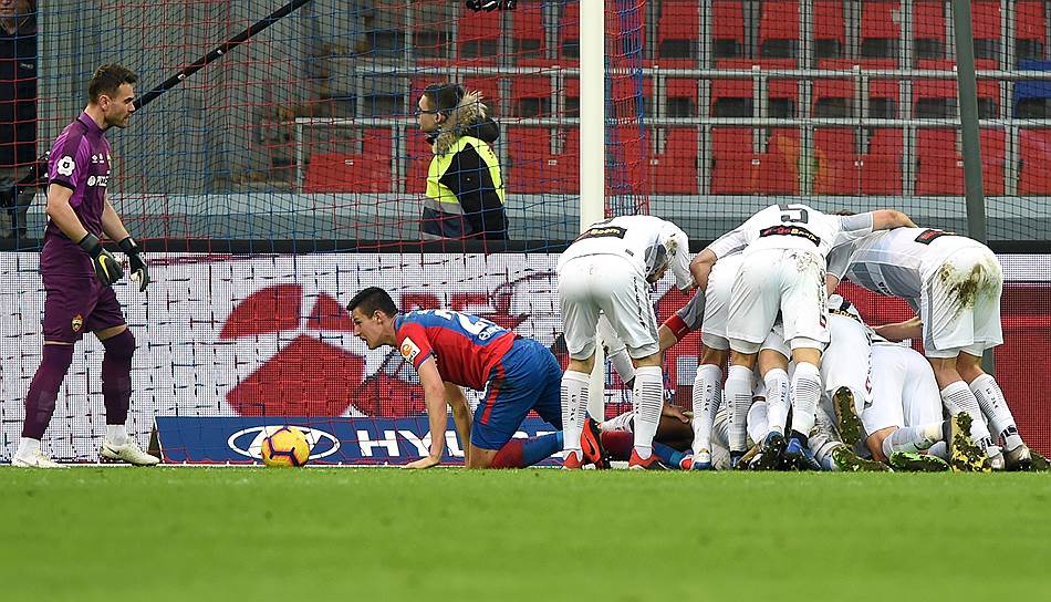 Футболисты «Уфы» (в белой форме) празднуют гол, забитый в ворота ЦСКА на последних минутах матча, благодаря которому им удалось избежать поражения