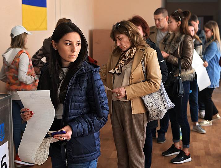 Украинским избирателям придется прийти на избирательные участки и в апреле, когда пройдет второй тур, и в октябре — на парламентских выборах