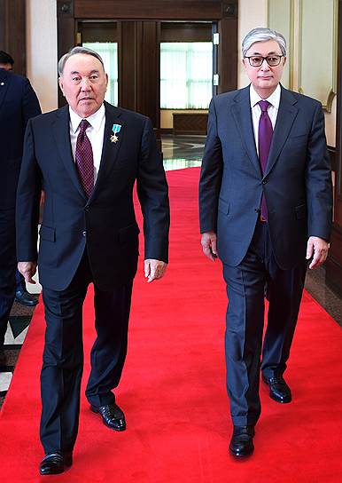Президент Казахстана Касым-Жомарт Токаев (справа) заверяет, что решение его предшественника Нурсултана Назарбаева «передать бразды правления новому поколению политиков» никак не скажется на политическом курсе страны