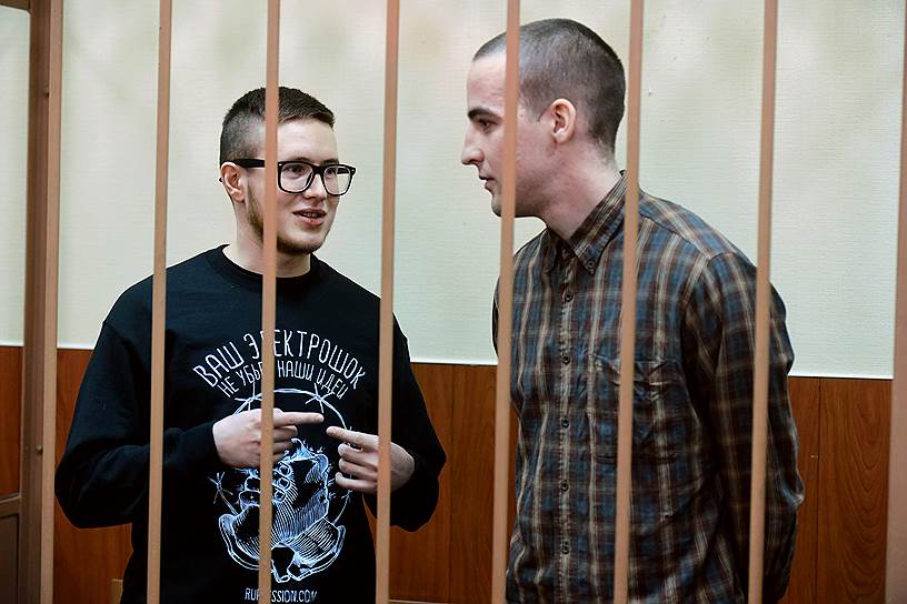 Следствие полагает, что в террористическом сообществе Виктор Филинков (слева) взял на себя функции «связиста», Юлий Бояршинов (справа) — «сапера»
