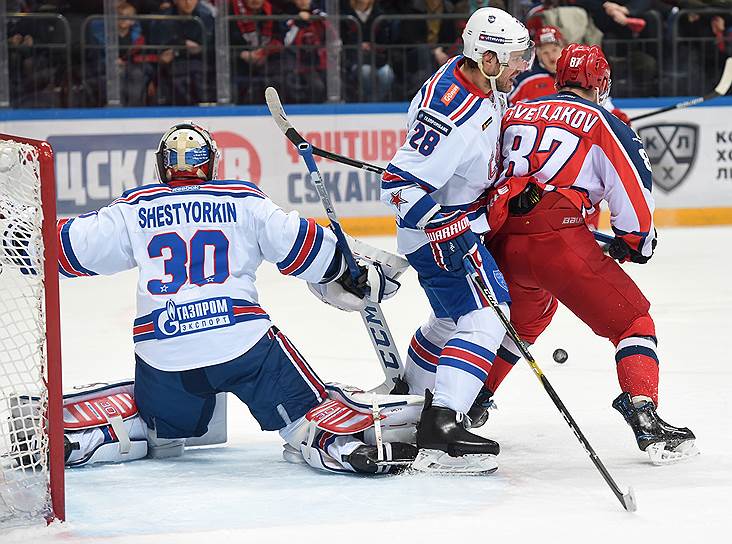 Хоккеисты ЦСКА (№87 — Андрей Светлаков) вырвали у СКА победу в драматичной семиматчевой серии