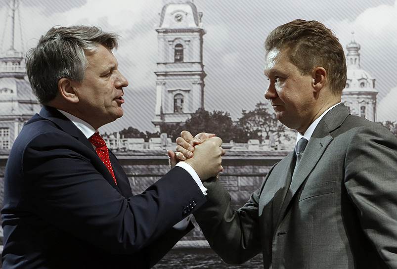Главе «Газпрома» Алексею Миллеру (справа) придется поднимать «Балтийский СПГ» без поддержки руководителя Shell Бена ван Бердена
