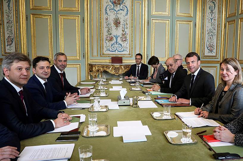 Кандидат в президенты Украины Владимир Зеленский (второй слева) на встрече с президентом Франции Эмманюэлем Макроном (второй справа)