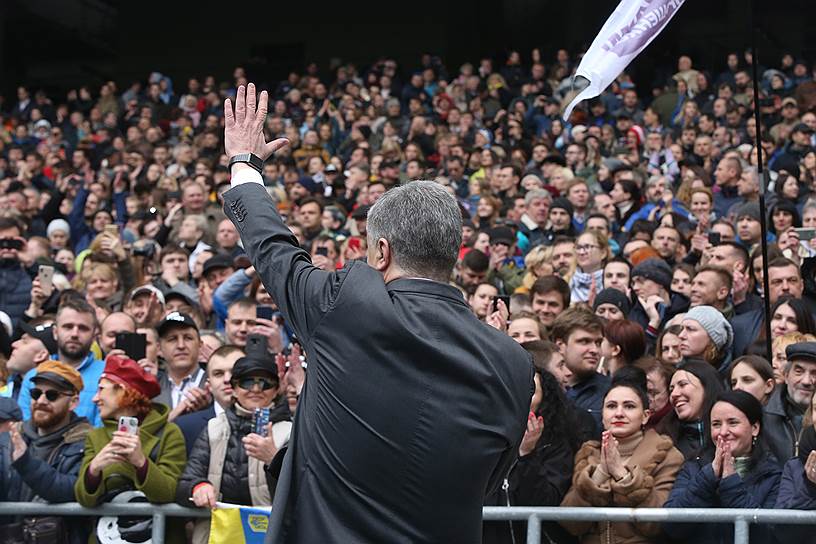 Выступая перед переполненными трибунами стадиона «Олимпийский», Петр Порошенко предупредил, что эти люди не позволят никому вернуть Украину на российскую орбиту