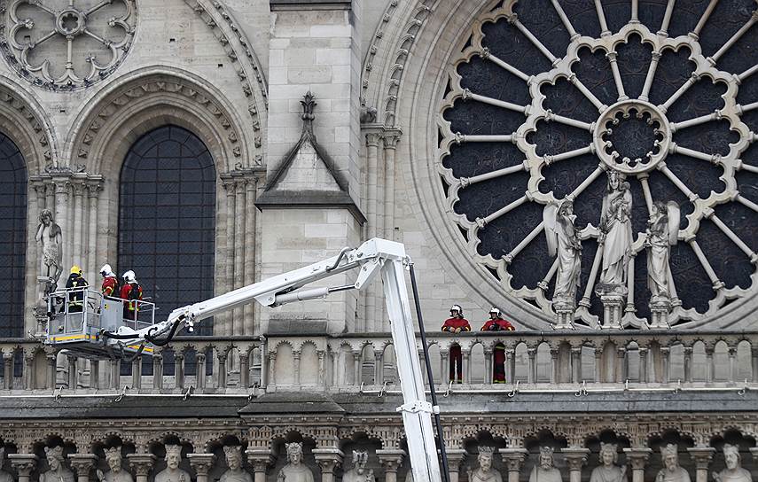 Фасад собора Парижской Богоматери, знаменитые башни и часть уникальных витражей пожарным удалось спасти