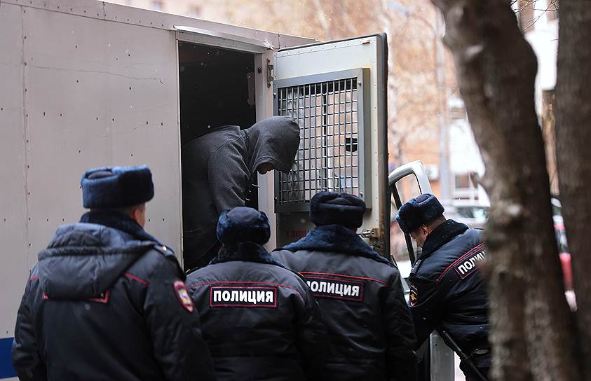 Обвиняемый по делу о перестрелке в «Москва-Сити» Эльдар Хамидов (в центре)