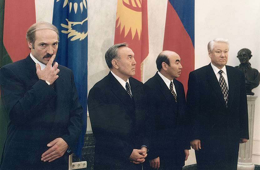 Еще четверть века назад Нурсултан Назарбаев (второй слева) начал убеждать своих ближайших коллег по СНГ отменить таможни и открыть границы друг другу