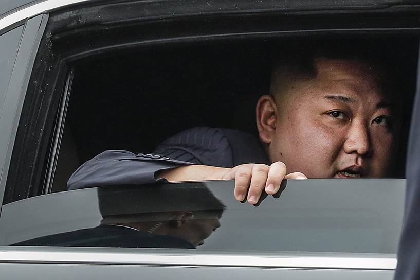 Для того чтобы лимузин северокорейского лидера Ким Чен Ына (на фото) прошел по высоте в ворота железнодорожного вокзала Владивостока, въезд в них пришлось углубить