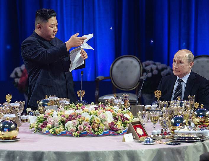 Тост северокорейского лидера был длинен и цветист, Ким Чен Ын не хотел упустить из него ни слова, поэтому честно зачитал от начала до конца