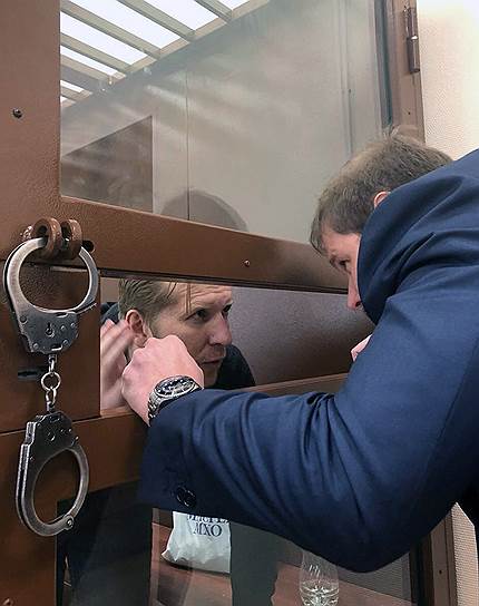 Сергей Шилов (слева) узнал о том, что его уголовное преследование прекращено, через год после того, как заключил досудебное соглашение о сотрудничестве