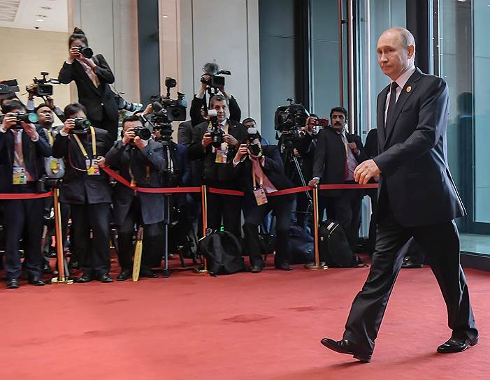 Владимир Путин удостоился, возможно, первой в истории мировой журналистики фотосессии в исполнении падающей журналистки