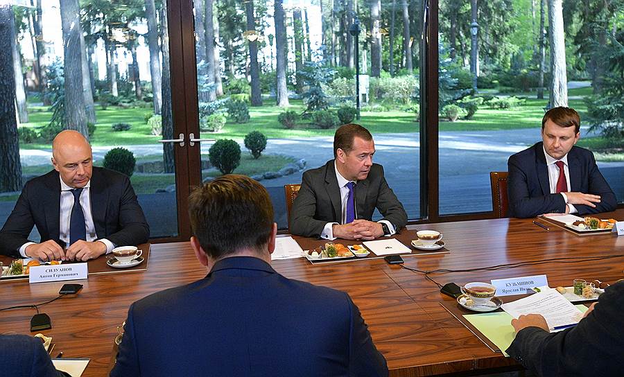 Дмитрий Медведев на встрече с экспертами признал — в Белом доме отложили споры о приоритетах нацпроектов до их разворачивания, но это не значит, что они исчезли совсем
