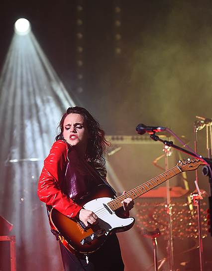 Рок-перформанс от лондонской певицы и гитаристки Анны Калви стал сильным финальным аккордом фестиваля